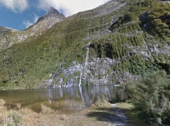 HiddenLakeに落ち込む滝