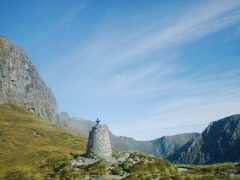 マッキンノン峠の記念碑