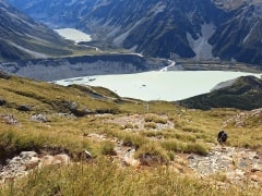 ミューラーハットルート下部の急な岩場の斜面