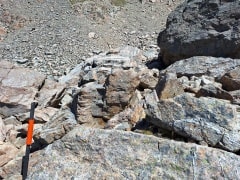 大岩群の中のルート。オレンジポールが道標