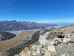 マウントオリビエ頂上からマウントクック村、プカキ湖を見下ろす。